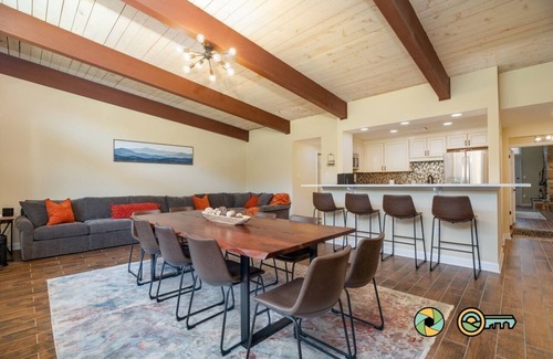 Mount Jackson Eigentumswohnung | Double the Condo, Double the Fun! | Ski slope side & Mountain views | Vaulted ceilings!