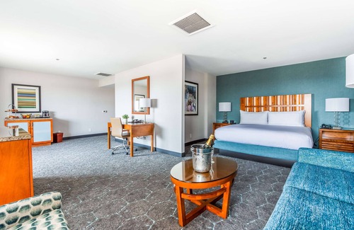 Harbor Hotel | DoubleTree by Hilton Carson