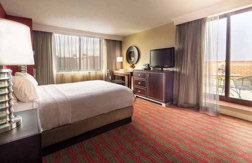 Queens Hotel | LaGuardia Plaza Hotel