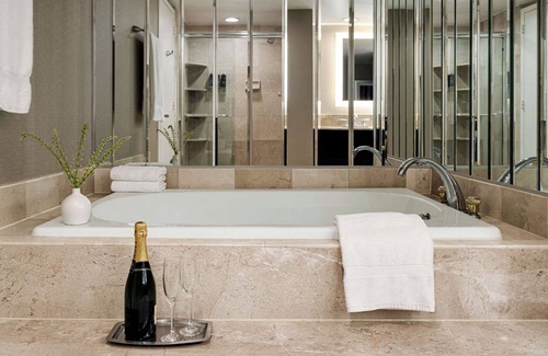 Queens Hotel | LaGuardia Plaza Hotel