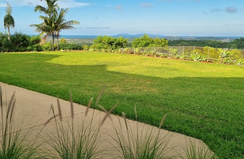 Nindaroo Haus | Doug's Place - Spectacular Views + Tennis Court