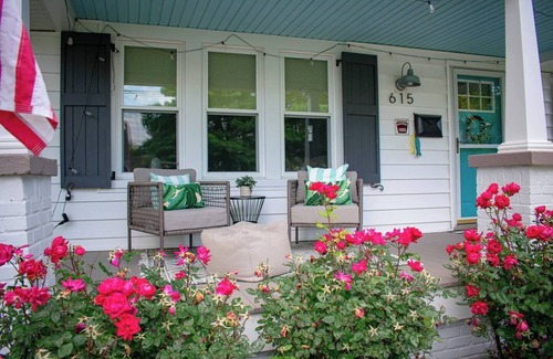Cape Charles Haus | Down by the Bay Cape Charles- Sleeps 8- FIRST floor primary & fenced yard đ¶