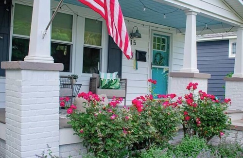 Cape Charles Haus | Down by the Bay Cape Charles- Sleeps 8- FIRST floor primary & fenced yard đ¶
