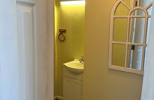 Anniston Wohnung | Downstairs Studio apartment in delightful Anniston with WiFi, AC