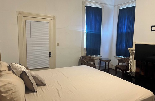 Anniston Wohnung | Downstairs Studio apartment in delightful Anniston with WiFi, AC