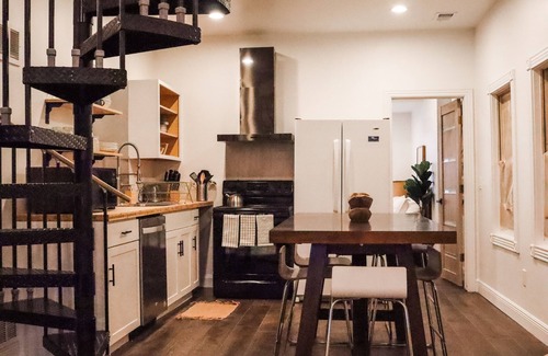 Westside North Haus | DOWNTOWN, 5 STARs, 65" TV, 4 BR / 3 baths EN-suite, UPDATED, walkable, BOOK NOW