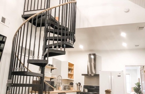 Westside North Haus | DOWNTOWN, 5 STARs, 65" TV, 4 BR / 3 baths EN-suite, UPDATED, walkable, BOOK NOW