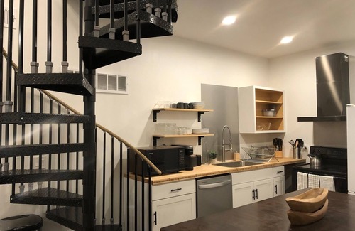 Westside North Haus | DOWNTOWN, 5 STARs, 65" TV, 4 BR / 3 baths EN-suite, UPDATED, walkable, BOOK NOW