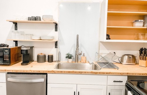 Westside North Haus | DOWNTOWN, 5 STARs, 65" TV, 4 BR / 3 baths EN-suite, UPDATED, walkable, BOOK NOW