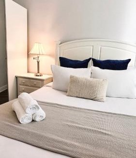 Downtown Wohnung | Downtown 5B2B Apt, Sleeps 10, Near PPAC & Events