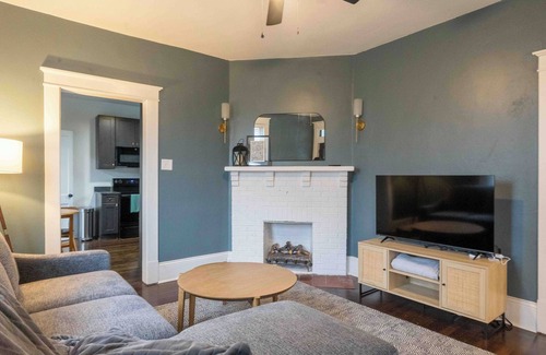 Harrisonburg Haus | Downtown at Green - Renovated Charming House close to Sentara RMH, JMU, and EMU!