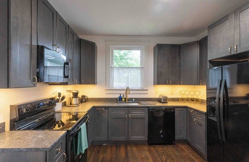 Harrisonburg Haus | Downtown at Green - Renovated Charming House close to Sentara RMH, JMU, and EMU!