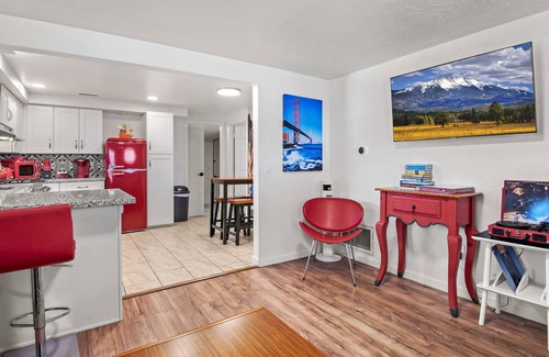 Williams Haus | Downtown Burgundy Bungalow w/Fully Fenced Yard, AC, W/D, 3 Smart TVs, WiFi