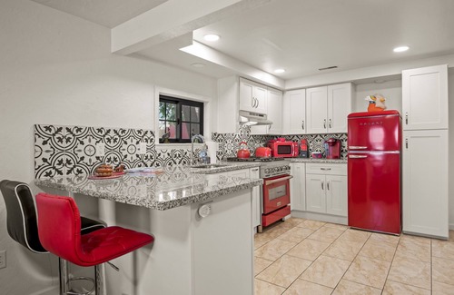 Williams Haus | Downtown Burgundy Bungalow w/Fully Fenced Yard, AC, W/D, 3 Smart TVs, WiFi