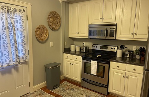 Covington Haus | Downtown Covington Cottage- walking distance to Covington Square