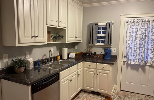 Covington Haus | Downtown Covington Cottage- walking distance to Covington Square