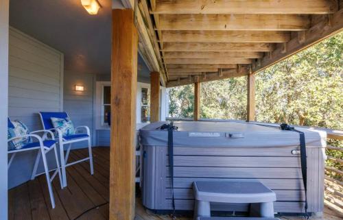 Duck Haus | Downtown Duck Resort Perks Ocean Views & Hot Tub