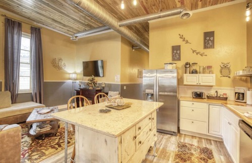 Whitewood Haus | Downtown Experience Rich in History & Charm! Centrally Located in Black Hills