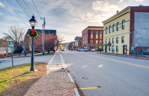 Hallowell Wohnung | Downtown Hallowell Retreat with Water Views!