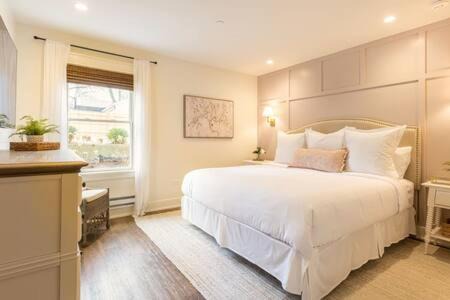 West Dundee Wohnung | Downtown Luxury Farmhouse Apartment #1