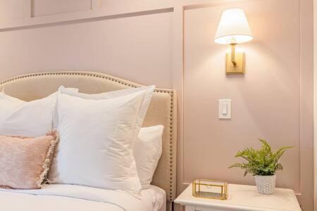 West Dundee Wohnung | Downtown Luxury Farmhouse Apartment #1