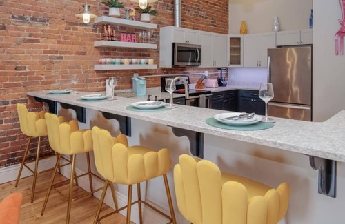 Central Business District Wohnung | Downtown Luxury Industrial Loft / 13-Ft Ceilings / Walkable