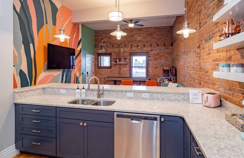 Central Business District Wohnung | Downtown Luxury Industrial Loft / 13-Ft Ceilings / Walkable