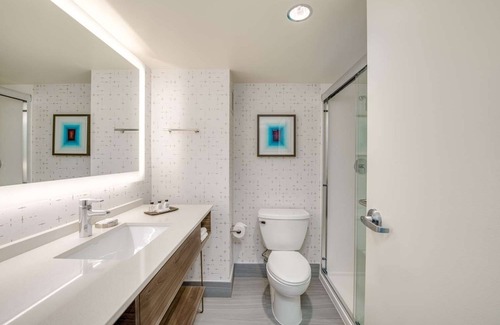 Downtown Columbus Hotel | Downtown Relaxing Holiday ! Pet-Friendly Unit w/ Garden, Near Victorian Village!