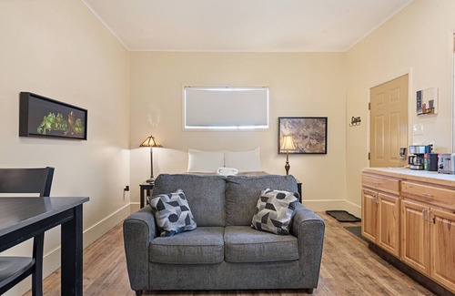 Baker City Wohnung | Downtown Retreat - Cozy Getaway! Studio for 2, Local Golfing 50% Off!