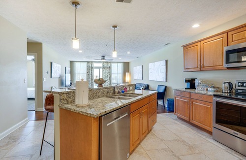 Saint Joseph Eigentumswohnung | Downtown St Joseph Condo w/ Balcony & Harbor View