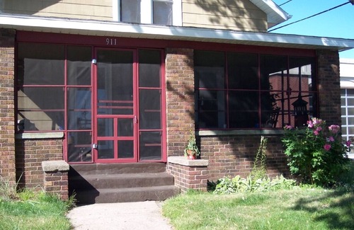 Saint Joseph Hütte | Die erste Wahl im Herzen von Downtown St. Joseph!