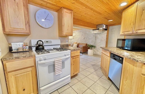 Grand Rapids Wohnung | Downtown Studio! Mins to Local Shops, Restaurants & Brewries!