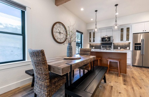 Truckee Haus | Downtown Truckee Luxury 6-bedroom house in Truckee. Spacious and Walkable!