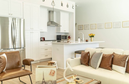 Woodstock Haus | Downtown Woodstock - Open Concept and Natural light- Metro Atlanta Townhome