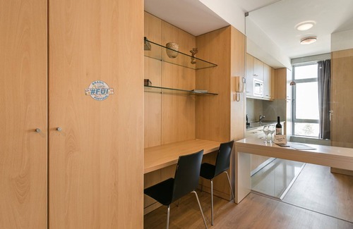 Campanha Wohnung | Dragon Stadium Studio w/ Balcony by LovelyStay