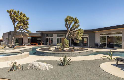 Yucca Valley Haus | Dragonfly by Fieldtrip Luxe Oasis w Resort Pool