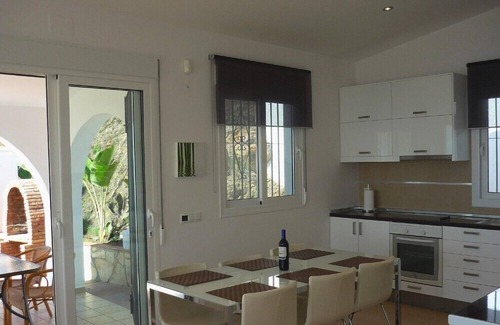 Sayalonga Haus | Ferienvilla, 180° Pano.-Meerblick, beheizter Pool, 3Klima, Fußbodenhz, 3TV, WLAN