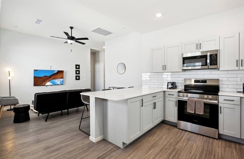 Casa Grande Haus | Dreamlight Modern Home with Pool and BBQ