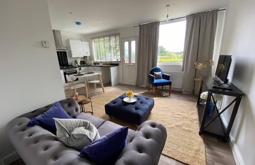 Blandford Saint Mary Hütte | DREAMWOOD - SLEEPS 2 | HOT TUB | BBQ | PETS ALLOWED | WI-FI | SECLUDED PATIO