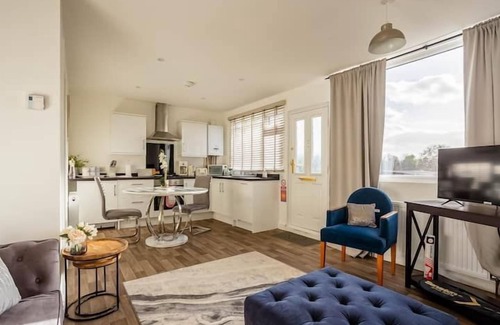 Blandford Saint Mary Hütte | DREAMWOOD - SLEEPS 2 | HOT TUB | BBQ | PETS ALLOWED | WI-FI | SECLUDED PATIO