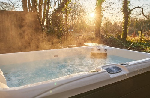 Blandford Saint Mary Hütte | DREAMWOOD - SLEEPS 2 | HOT TUB | BBQ | PETS ALLOWED | WI-FI | SECLUDED PATIO