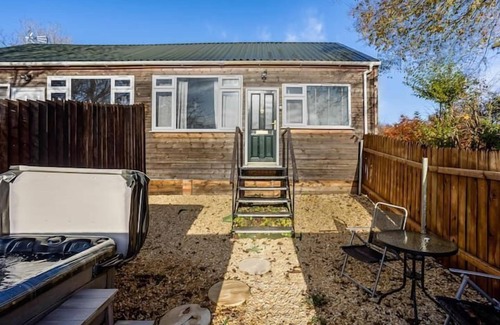 Blandford Saint Mary Hütte | DREAMWOOD - SLEEPS 2 | HOT TUB | BBQ | PETS ALLOWED | WI-FI | SECLUDED PATIO