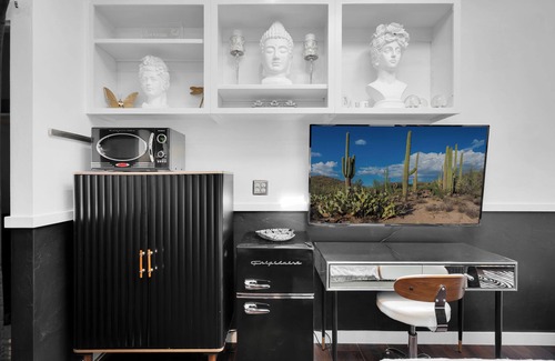 West University Wohnung | Dreamy, Monochromatic Studio! Close to UofA! Walk to campus/4th ave/downtown!