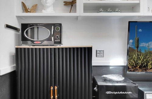 West University Wohnung | Dreamy, Monochromatic Studio! Close to UofA! Walk to campus/4th ave/downtown!