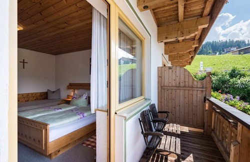 Weerberg Wohnung | Dreibettzimmer, Dusche oder Bad, Balkon - Ferienpension Steiner