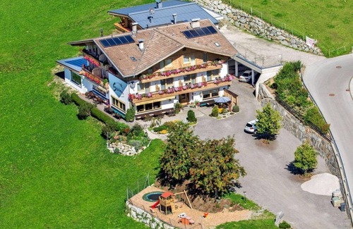 Weerberg Wohnung | Dreibettzimmer, Dusche oder Bad, Balkon - Ferienpension Steiner