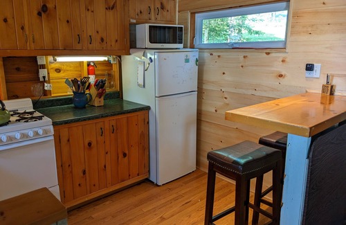 Brooksville Kabine | Gemütliche Oceanfront Cabin; 2 Kajaks, Holzofen, Veranda, Sonnenuntergänge.