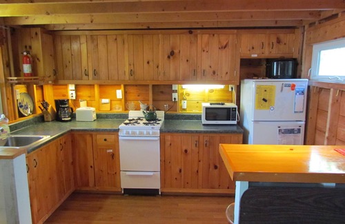 Brooksville Kabine | Gemütliche Oceanfront Cabin; 2 Kajaks, Holzofen, Veranda, Sonnenuntergänge.