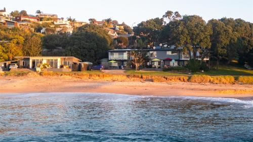 Cable Bay Kabine | Driftwood Lodge Beachfront, Cable Bay Stays, Cable Bay, Northland