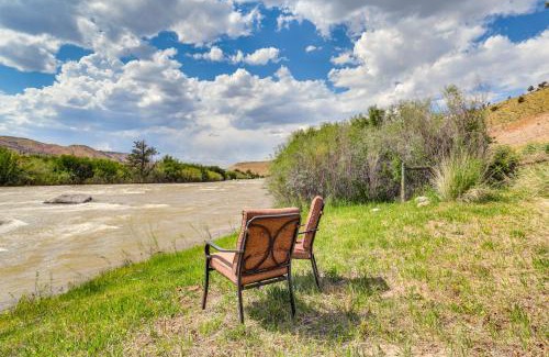 Dubois Haus | Dubois Riverfront Lodge with On-Site Fishing and Views